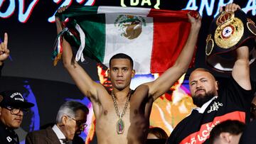 Boxing - David Benavidez v Anthony Yarde - WBC Light Heavyweight Championship - Weigh-in - Anb Arena, Riyadh, Saudi Arabia - November 21, 2025 David Benavidez poses with his national flag during the weigh-in REUTERS/Hamad I Mohammed