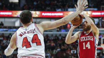 CHI01. CHICAGO (EE.UU.), 24/03/2017.- Nikola Mirotic (i) de Bulls ante Sergio Rodr&iacute;guez (d) de 76ers hoy, viernes 24 de marzo de 2017, durante un juego de la NBA en Chicago (EE.UU.). EFE/Kamil Krzaczynski