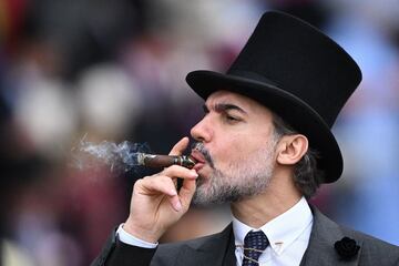D¨ªa de estreno en el hip¨®dromo de Ascot, ciudad al sur de Inglaterra, donde se celebra la tradicional y pintoresca carrera de caballos con la presencia de la familia real brit¨¢nica.