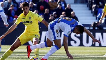 GRAF2949. MADRID, 03/12/2017.- El jugador del Villarreal Rodri (i), disputa un balón con el jugador del Leganés Gabriel Pires (d), durante el partido de la jornada 14ª de LaLiga Santander jugado hoy en el estadio Butarque de Leganés (Madrid). EFE/Javier López