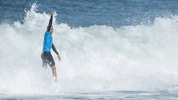 Andy Criere (ESP) durante la manga de cuartos de final del Deeply Pro Anglet 2019, eventos QS1500 de la WSL que acabaría con su victoria.