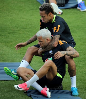 Neymar se divierte junto a Dani Alves jugando al Teqball