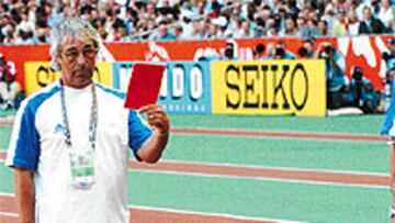 <b>LA TARJETA ROJA.</B> Drummond fue descalificado por salida nula y vio la correspondiente tarjeta roja, que le muestra un juez perplejo por el numerito que montó, durante 25 minutos, el velocista estadounidense. Al final la carrera se disputó sin los expulsados Drummond y Powell, ex residentes en las calles 4 y 5.