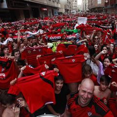 3.000 aficionados festejan el ascenso del Mirandés