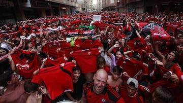 Los aficionados del Mirandés celebran el ascenso a Segunda División.