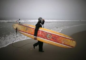 Competición de Surf en ZJ Boarding House Halloween Surf Contest en Santa Monica, California