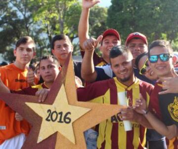 La hinchada del Tolima acompañando a su equipo en la final del FPC