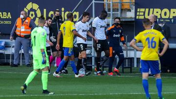 04/04/21 PARTIDO PRIMERA DIVISION 
 CADIZ - VALENCIA 
 BRONCA TANGANA CALA Y DIAKHABY 
 ABANDONO DEL CAMPO DEL VALENCIA POR PRESUNTOS INSULTOS RACISTAS DESDE EL MINUTO 29