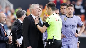 VALENCIA 21/05/2023.- El árbitro de Burgos Bengoetxea (cd) habla con el técnico del Real Madrid Carlo Ancelotti (ci) durante la polémica en el campo de juego por un segundo esférico, en el partido correspondiente a la jornada 35 de LaLiga Santander que disputan Valencia CF y Real Madrid este domingo en Mestalla (Valencia). EFE/ Kai Forsterling