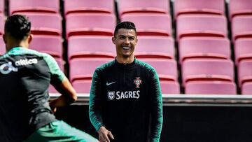 Cristiano Ronaldo se entrena con Portugal.