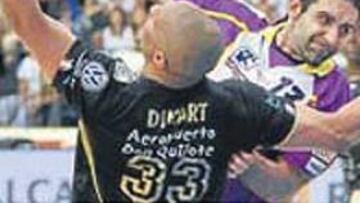 <b>TRABAJO. </b>Garabaya no lo tendrá fácil ante la defensa de Dinart.