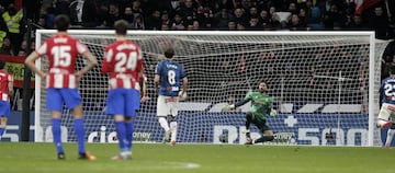 2-1. Luis Suárez marca de penalti el segundo gol.