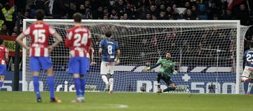 2-1. Luis Suárez marca de penalti el segundo gol.