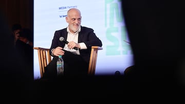 AME901. BUENOS AIRES (ARGENTINA), 20/11/2025.- El presidente de La Liga de España, Javier Tebas, reacciona durante su intervención sobre liderazgo en el mercado del fútbol global este jueves, en el Olé Summit 2025 en Buenos Aires (Argentina). EFE/ Juan Ignacio Roncoroni