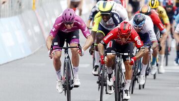 Arnaud D&eacute;mare y Caleb Ewan luchan por el triunfo al esprint en Scalea.
 