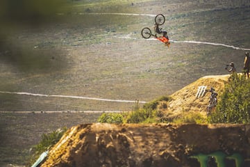 Pero si ha habido un rider que lo ha dado todo durante el fin de semana, este ha sido el jovencísimo Jackson Riddle. No llega a los 20 años y se ha tirado todo lo que ha encontrado por el camino o tenía en el bolsillo. Volando más que nadie. Por ejemplo, en este enorme Flip Hip. 