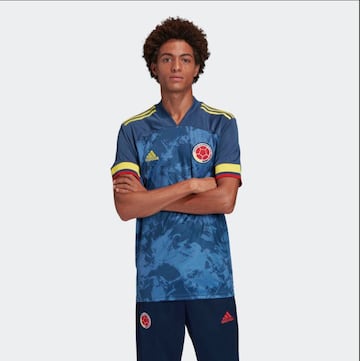 Adidas lanzó la nueva indumentaria alternativa de la Selección Colombia, la cual será de color azul. Tendrá un valor entre los $129.000 y $249.900.