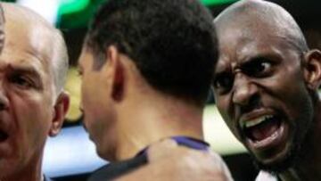 <b>DISCUTIDOS. </b>Kevin Garnett protesta una acción al trío arbitral.