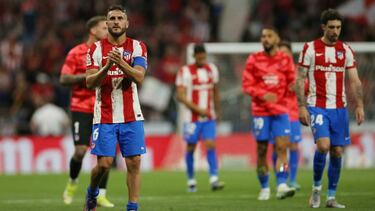 Los futbolistas del Atlético aplauden a la afición