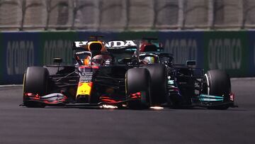 Max Verstappen (Red Bull RB16B) y Lewis Hamilton (Mercedes W12). Yeda, Arabia Saud&iacute;. F1 2021.