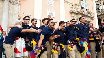 Alegría de la plantilla del Levante durante las celebraciones por el ascenso a primera división.