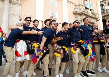 Alegría de la plantilla del Levante durante las celebraciones por el ascenso a primera división.