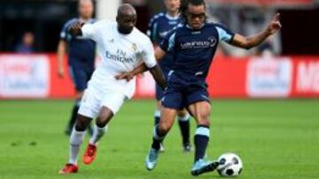 Davids controla el balón ante la presencia de Makelele.