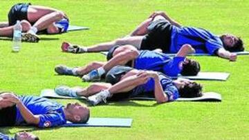 <b>CAMBIO DE HÁBITOS. </b>La plantilla estira los músculos durante una sesión celebrada en el Rico Pérez.