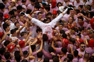 Ambiente en la Plaza Consistorial, plaza que está situada en el corazón del Casco Antiguo de Pamplona, donde se realiza el Chupinazo.