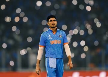 Jugador de críquet internacional indio. Es el capitán de los Gujarat Titans en la Premier League india y juega para Punjab en el cricket nacional.