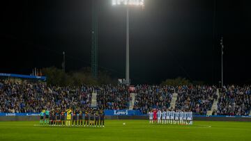 LEGANÉS (MADRID), 09/11/2024.- Minuto de silencio en los momentos previos al partido de LaLiga entre el Leganés y el Sevilla, este sábado en el estadio de Butarque. EFE/ Borja Sanchez-trillo