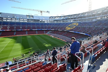 Aficionados entrando a sus asientos asignados para ver el entrenamiento.