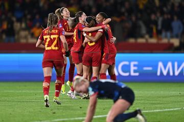 2-0. Aitana Bonmatí celebra el segundo gol con sus compañeras.