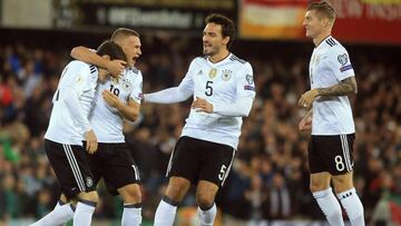 El jugador Sebastian Rudy (i) de Alemania celebra la anotaci&oacute;n de un gol con sus compa&ntilde;eros Joshua Kimmich (2i), Mats Hummels (2d) y Toni Kroos hoy, jueves 5 de octubre de 2017, durante un partido entre Irlanda del Norte y Alemania por la clasificaci&oacute;n al Mundial de Rusia 2018, que se disputa en Belfast, Irlanda del Norte, Reino Unido. 