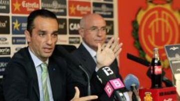 El entrenador valenciano Jos&eacute; Luis Oltra (i), junto al presidente del Real Club Deportivo Mallorca, Lorenzo Serra Ferrer (d).