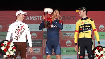 El ciclista franc&eacute;s Benoit Cosnefroy, el polaco Michal Kwiatkoswki, con un vaso gigante de cerveza como ganador, y el belga Tiesj Benoot, en el podio de la Amstel Gold Race 2022.