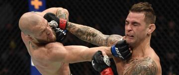 Conor McGregor y Dustin Poirier intercambian golpes en el UFC 257.
