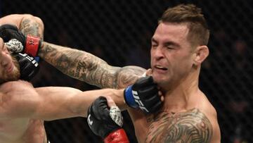 Conor McGregor y Dustin Poirier intercambian golpes en el UFC 257.