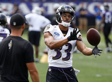 El back defensivo de los Ravens atrapando un pase durante el inicio de los training camps de cara al partido de Hall of Fame ante los Bears.