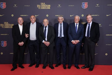 Exjugadores de la sección de fútbol del Barça en la alfombra roja del gran Teatro del Liceu.