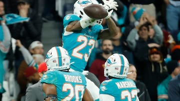 MADRID, 16/11/2025.- El jugador del Miami Dolphins Jack Jones (c), durante el partido de liga regular de la Liga de Fútbol Americano (NFL), que este domingo disputan los equipos Miami Dolphins y Washington Commanders, este domingo en el Estadio Santiago Bernabéu. EFE/JuanJo Martín