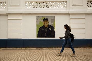 Mural de Diego Armando Maradona en el estadio Juan Carmelo Zerillo del Club de Gimnasia y Esgrima La Plata en  Buenos Aires, Argentina.