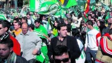 <b>CANSADOS. </b>Los aficionados verdiblancos pedirán hoy la marcha de Manuel Ruiz de Lopera.