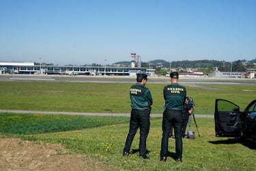 El rey Juan Carlos I ha aterrizado hoy en Vigo casi un año después de su última visita a España en mayo de 2022, cuando precisamente también visitó la ciudad olívica para luego partir hacia la localidad pontevedresa de Sanxenxo, al igual que hará en esta ocasión. En la foto, dos guardias civiles esperan la llegada del rey emérito.