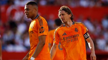 Soccer Football - LaLiga - Sevilla v Real Madrid - Ramon Sanchez Pizjuan, Seville, Spain - May 18, 2025 Real Madrid's Kylian Mbappe and Real Madrid's Luka Modric REUTERS/Marcelo Del Pozo