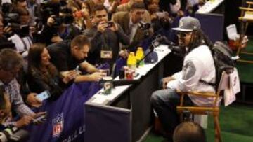 Marshawn Lynch, ante los medios.