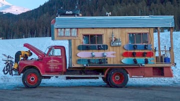 Cami&oacute;n de bomberos GMC de 1953 convertido en camper por parte de un amante del snowboard. 