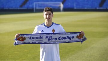 Jaume Grau posa con una bufanda del Real Zaragoza en su presentaci&oacute;n en La Romareda.