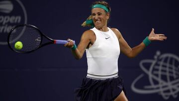 Victoria Azarenka devuelve una bola ante Kateryna Bondarenko durante su partido en el Mubadala Silicon Valley Classic en el Spartan Tennis Complex de San Jos&eacute;, California.