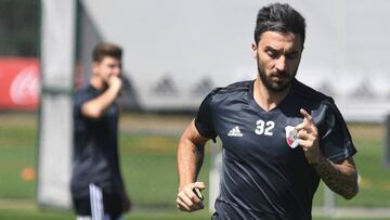 El delantero de River Plate Ignacio Scocco sinti&oacute; molestias hoy en su gemelo, en la zona en que sufri&oacute; una contractura durante el partido ante Estudiantes.